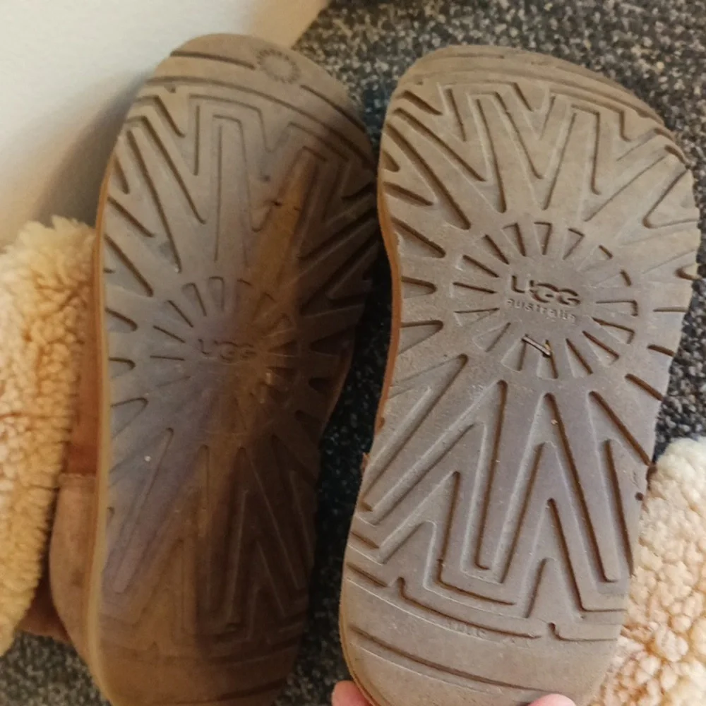 UGG Classic short women's winter boots tan size 9